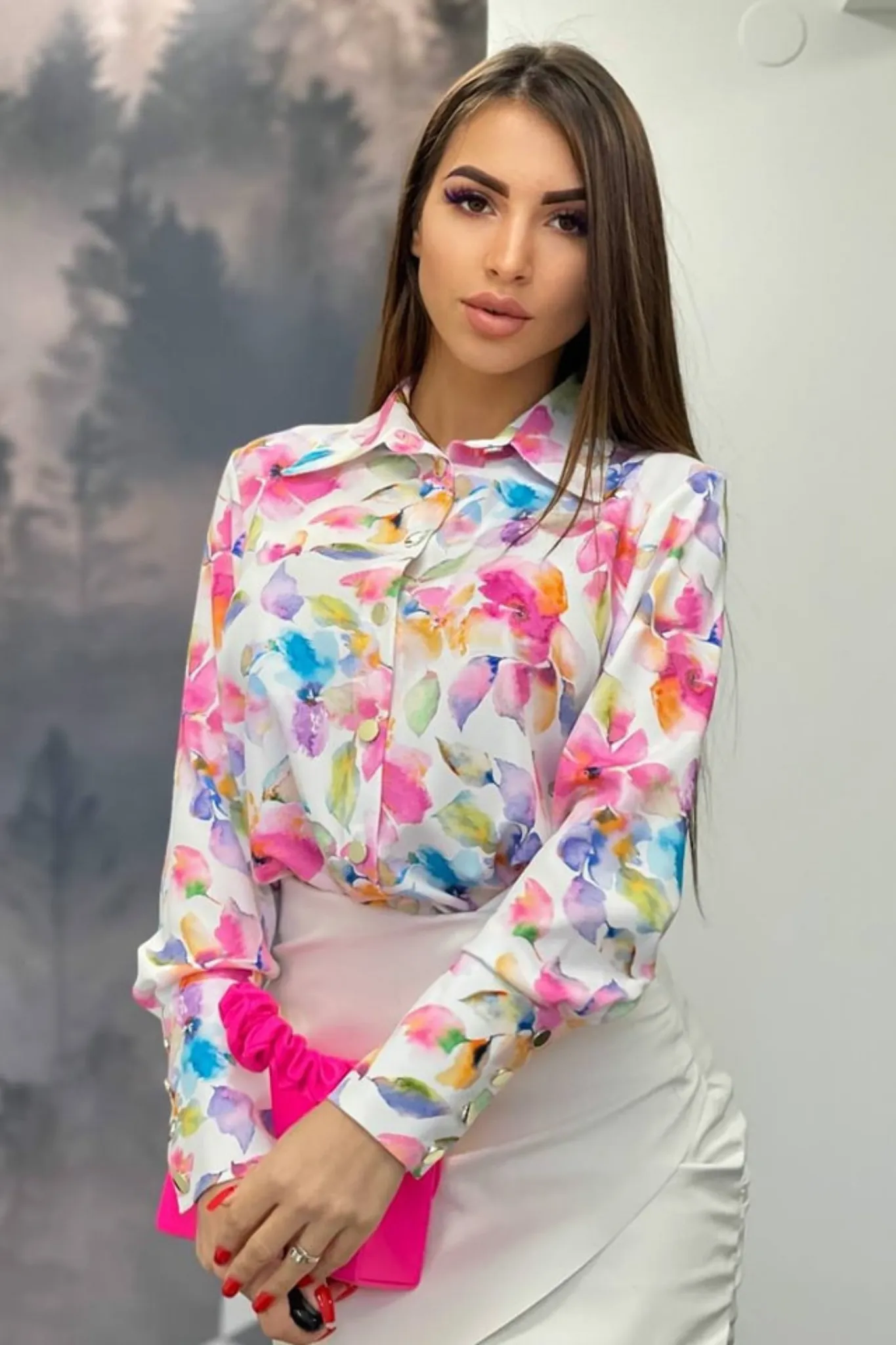 Camicia elegante bianca a fantasia floreale rosa con bottoni dorati