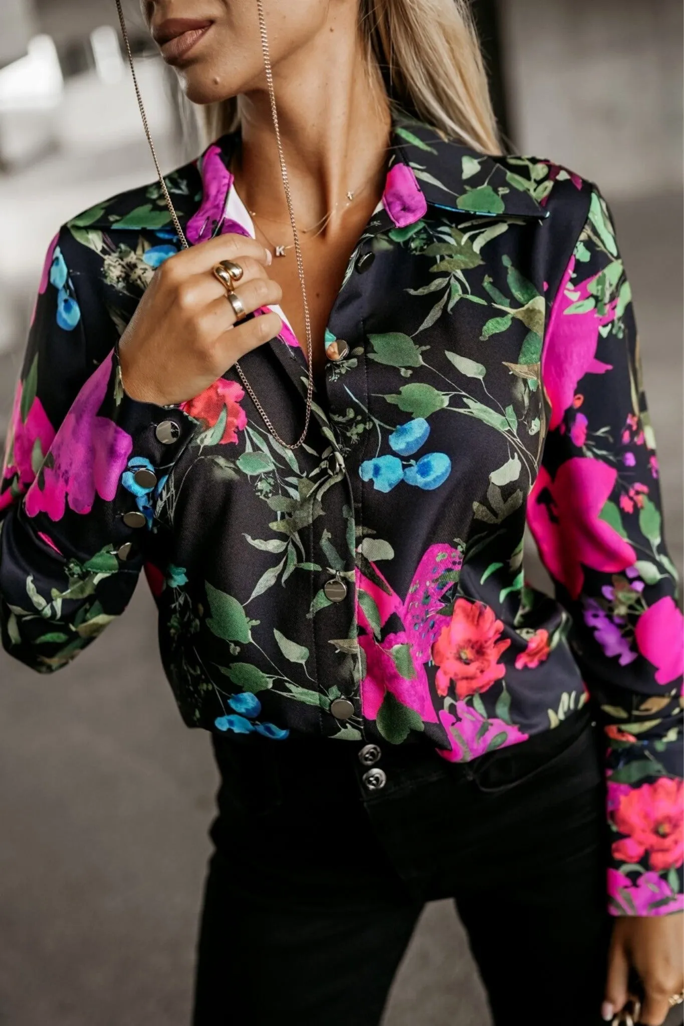 Camicia elegante nera a fantasia floreale multicolore con bottoni dorati