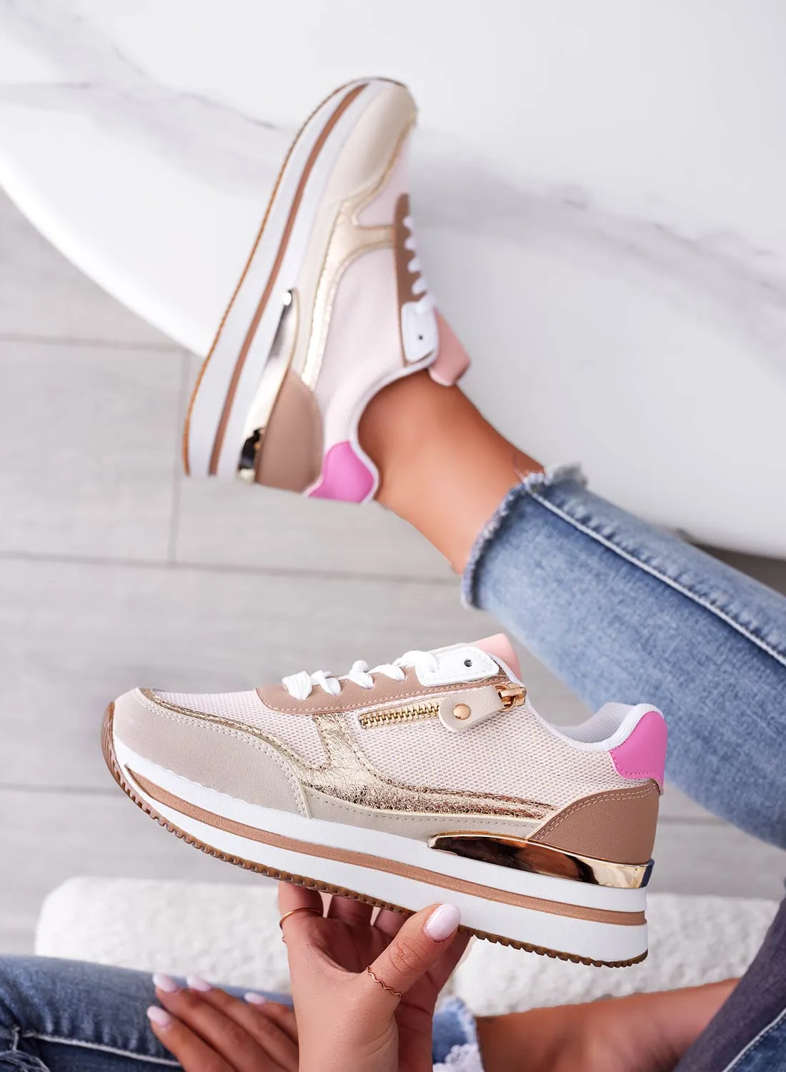 JOYCE - Sneakers beige con pannelli a contrasto e zip laterale