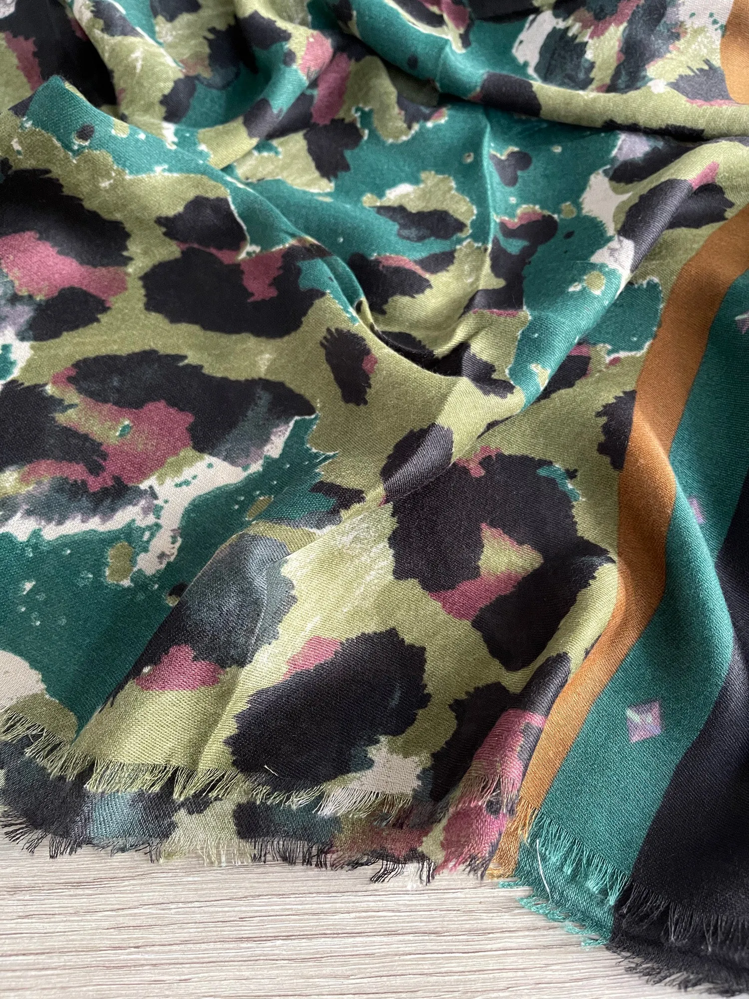 LARGE GREEN CAMEO LEOPARD PRINT SCARF