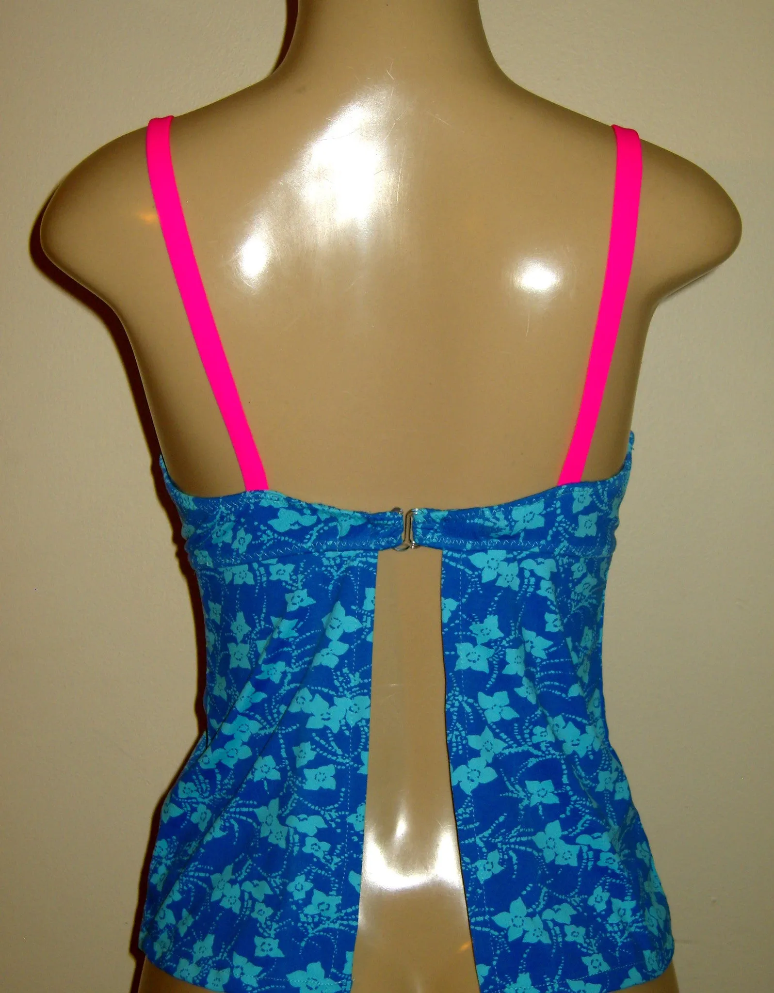 V-neck Tankini Top. Underwire Support Tankinis with Open Back.